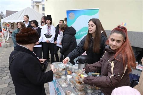 Campanie Caritabil De Cr Ciun Elevii Colegiilor Din F Lticeni Str Ng