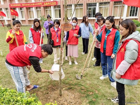 广西培贤国际职业学院官网 外国语学院“学习雷锋精神 践行社会主义核心价值观”主题党团日活动——植树