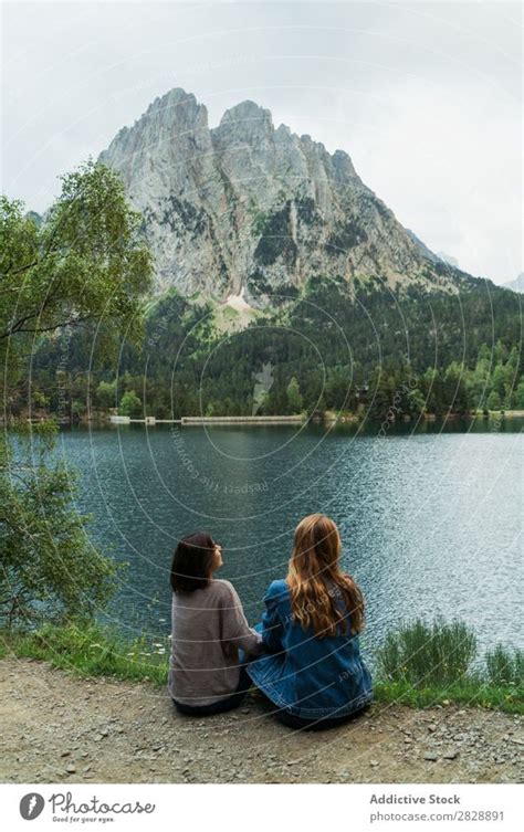 Frauen am See sitzend - ein lizenzfreies Stock Foto von Photocase