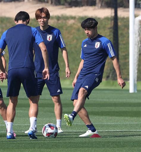 ＜サッカー日本代表練習＞練習に汗を流す中山（右）（撮影・西海健太郎） ― スポニチ Sponichi Annex サッカー