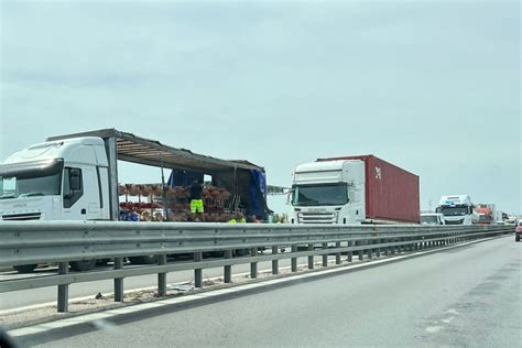 Incidente Tra Due Mezzi Pesanti Sulla Ss Bis A Barletta