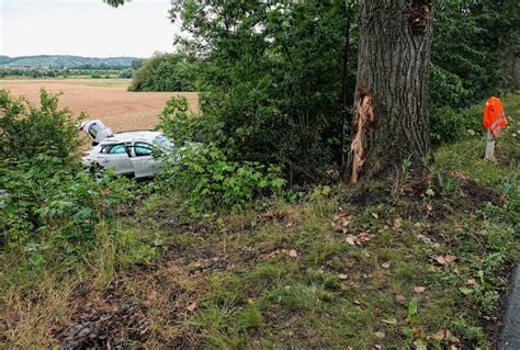 Schwerer Unfall auf B6 PKW prallt gegen Baum und überschlägt sich