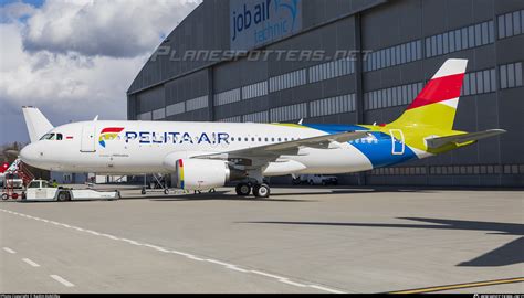 EI HJG SMBC Aviation Capital Airbus A320 214 Photo by Radim Koblížka