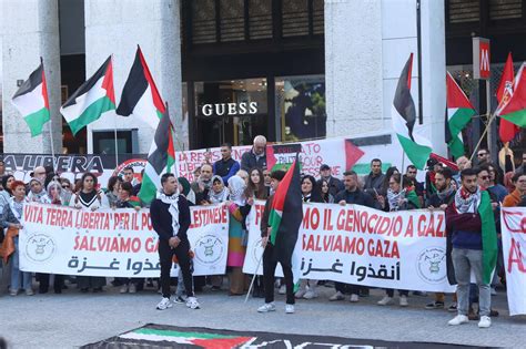 Sit In Pro Palestina In Piazza San Babila Cessate Il Fuoco Ora