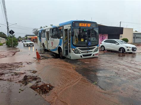 Urgente Asfalto Cede E Nibus Fica Atolado Na Jer Nimo De Albuquerque