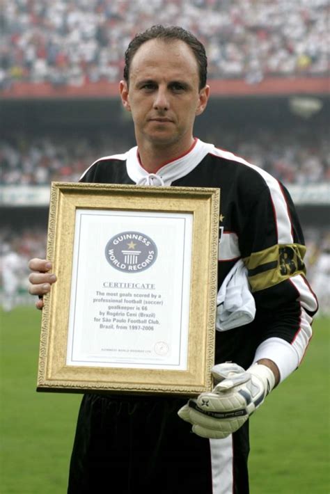 Fotos Rogério Ceni se tornou o goleiro mais gols na história em