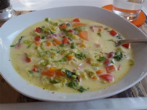 Endivien Käse Suppe Mit Möhren Roter Paprika Und Erbsen Von Mcmoe