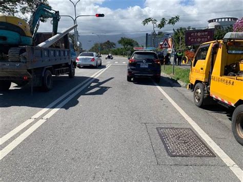 台東小貨車自撞路燈翻覆 女駕駛走人恐遭罰鍰吊照 社會 中時