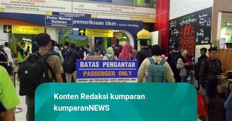 Pemudik Padati Stasiun Gambir Di H Lebaran Kumparan