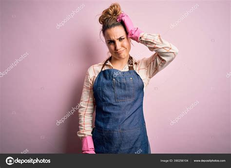 Junge Schöne Blonde Putzfrau Hausarbeit Mit Arpon Und Handschuhen Stockfotografie