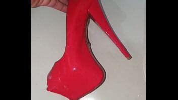 Usando Scarpin E Dando Uma Super Gozada No Peep Toe Schutz Vermelho Da Namorada XVIDEOS
