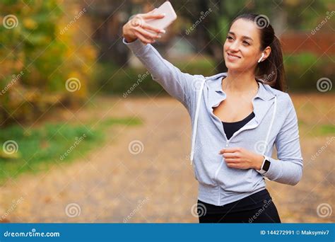 Aptitud Mujer Del Deporte Que Toma La Foto Del Selfie En El Tel Fono M