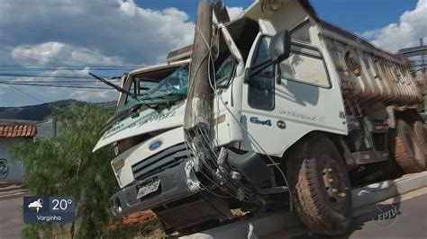 Caminhão Perde Freio E Bate Em Poste De Avenida Em Pouso Alegre Mg