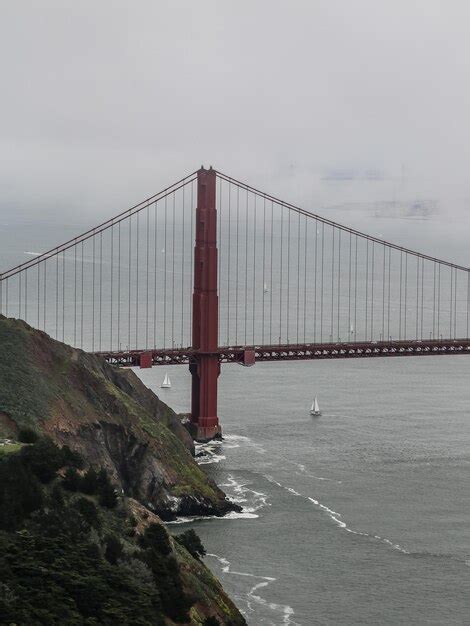 Vista Del Puente Colgante Sobre El Mar Foto Premium