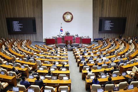 与党欠席の韓国国会、野党が11の常任委員長ポストを独占