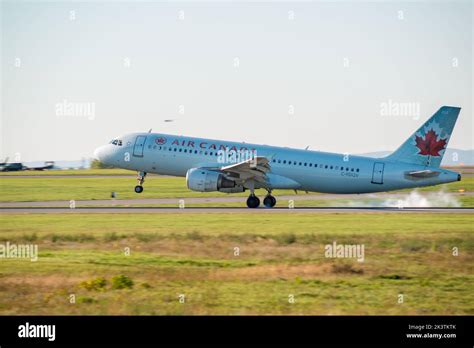 Un avión de reacción comercial de Air Canada que aterriza en el