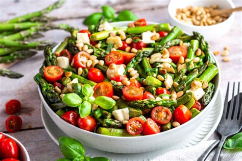 Gr Ner Spargel Salat Mit Tomaten Und Mozzarella