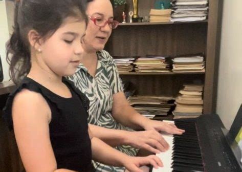 Professora De Canto E Piano Prepara Recital Alunos Em Barra Mansa