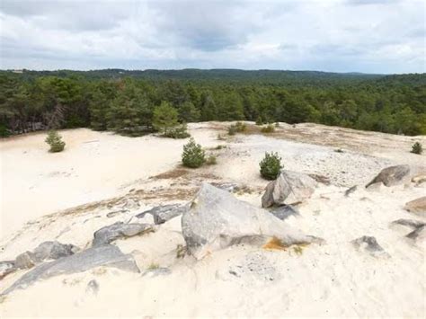 Forêt de Fontainebleau entre dune de sable de Larchant et grotte du