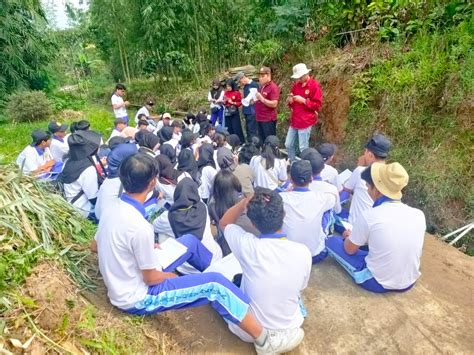 Mahasiswa Baru Fp Praktikum Pengenalan Pertanian Di Desa Blederan