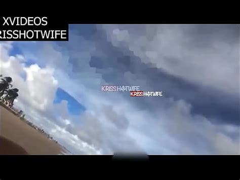 Caliente Casado Con Diminuto Bikini Se Burla Del Vendedor En La Playa Y Le Deja Chupar Sus
