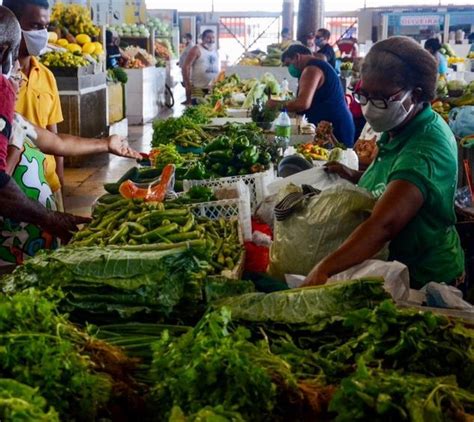 Feiras livres e mercados municipais funcionam em horários alterados AJN1