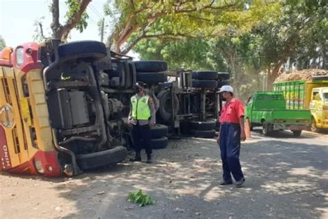 Truk Tronton Bermuatan Bahan Kimia Terguling Di Jalan Raya Pati Tayu