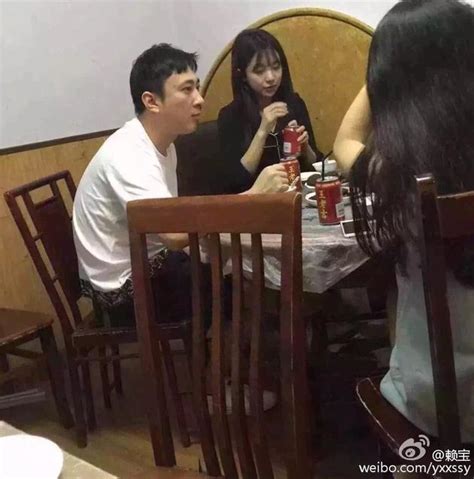 换了女伴？网友偶遇王思聪与美女聚餐手机新浪网