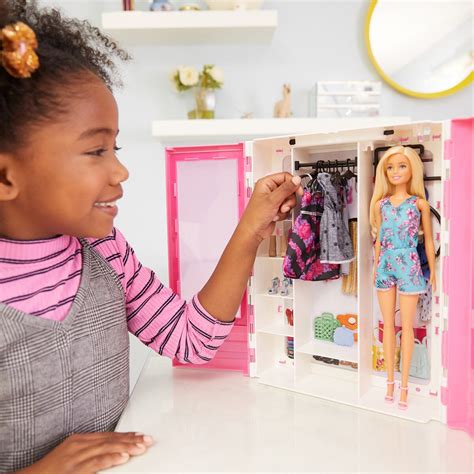 Barbie Fashionista Armario Portable Con Muñeca Incluida Ropa