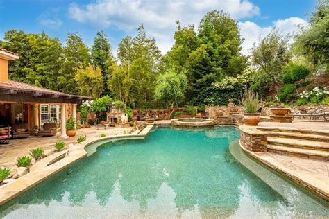 Tuscan-inspired Pool Estate - Calabasas Realtor