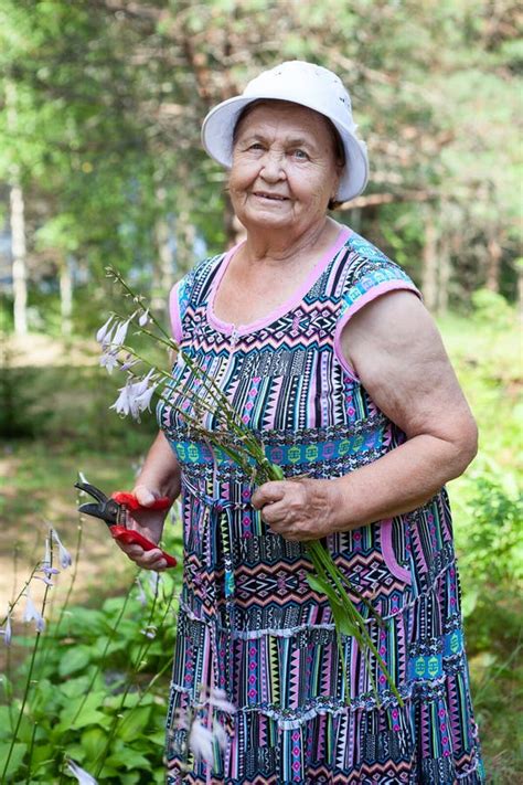 Abuela Anciana Besa A Doce Nieta Retrato En Una Veranda De Una Casa De