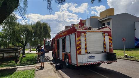 Corpo de Bombeiros é acionado para combater incêndio em residência no