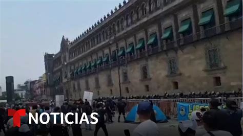 Manifestantes Encapuchados Lanzan Petardos Contra El Palacio Nacional