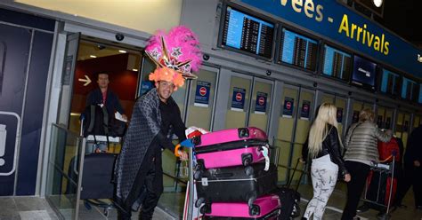 Les Marseillais à Rio Julien et son chapeau fantaisiste à l aéroport