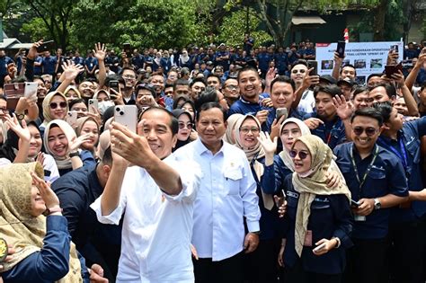 Momen Presiden Jokowi Dan Menhan Prabowo Subianto Selfie Bareng