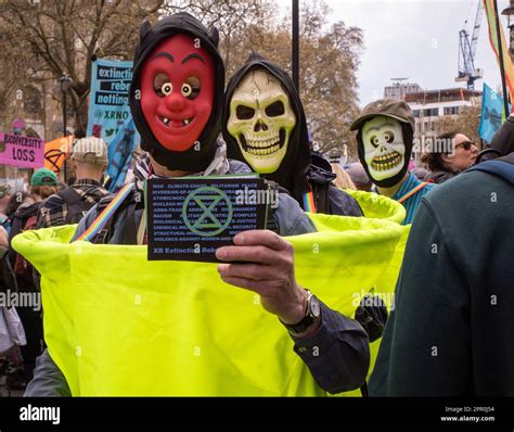 Activistas De La Rebeli N De Extinci N Vestidos Con M Scaras De Diablo