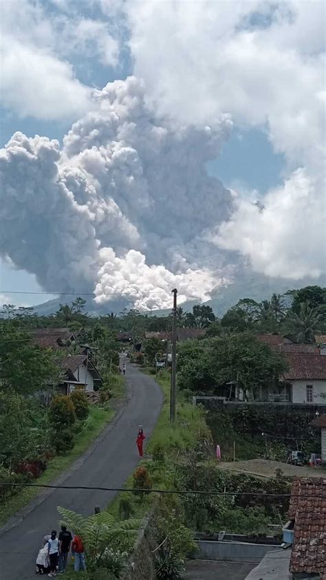 Gunung Merapi Kembali Muntahkan Awan Panas Guguran Potensi Bahaya