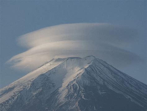 Mesmerizing Footage Shows Rare Cloud Formation Over Mount Fuji: 'Magic ...