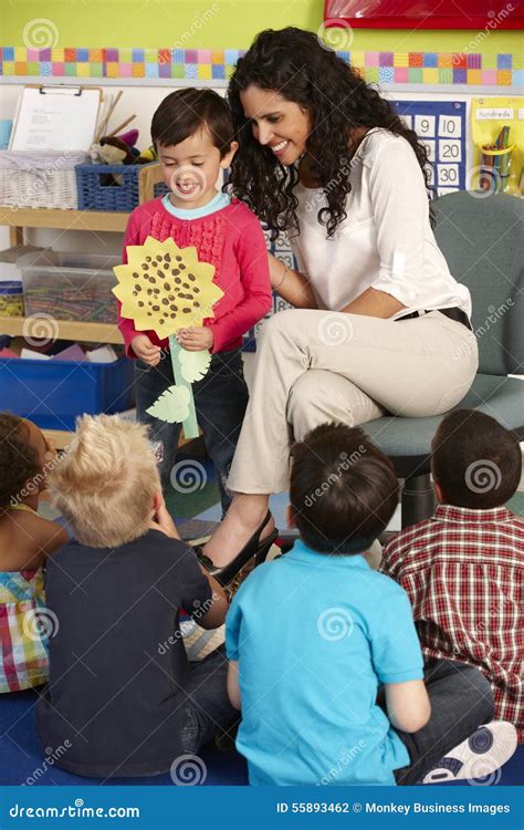 Gruppe Grundlegende Alters Schulkinder In Der Klasse Mit Lehrer