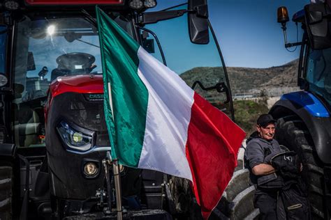 Rivolta Dei Trattori Blocco A Orte Con Intervento Della Polizia