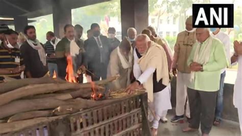 Heeraben Modi Funeral ಮೋದಿ ತಾಯಿ ಹೀರಾಬೆನ್ ಪಂಚಭೂತಗಳಲ್ಲಿ ಲೀನ ಚಿತೆಗೆ