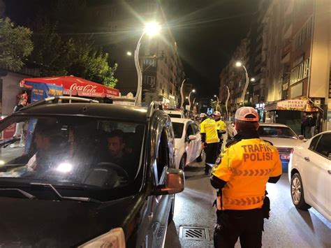 Boluda polis gece saatlerinde rahatsızlık veren sürücülere göz