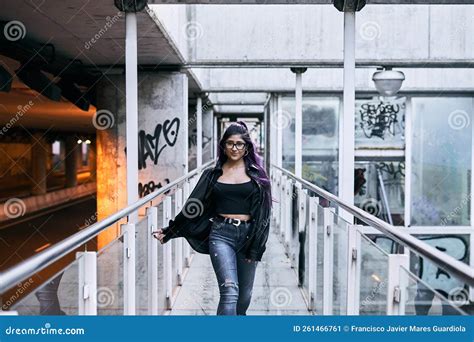 Chica Latina Con Lentes De Pelo Largo Brunette De Piel Chaqueta Vaqueros Arrancados Labios