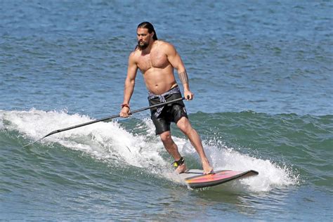 Aquaman Star Jason Momoa Shows Off His Chiseled Six Pack While