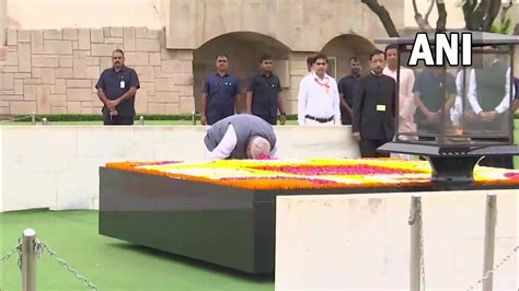 Vp Jagdeep Dhankhar Pays Tribute To Mahatma Gandhi At Rajghat Photos