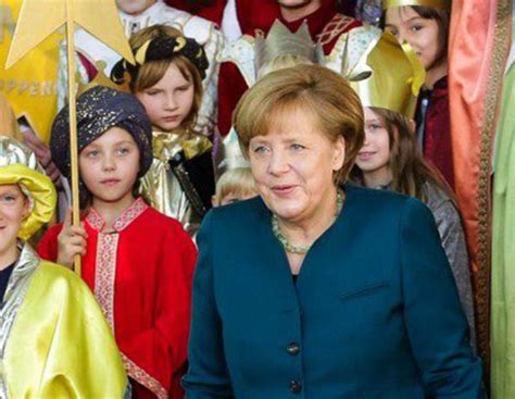 Angela Merkel Reaparece Con Muletas Y Rodeada De Niños Tras Su