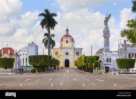 El Famoso Cementerio De Colón El Cementerio Cristóbal Colón Con La