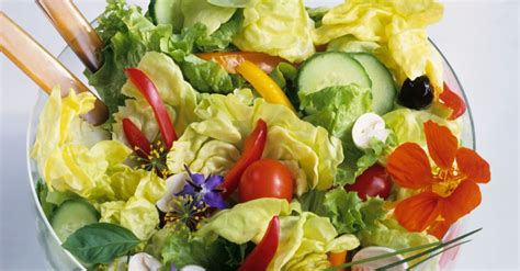 Gemischter Salat mit Blüten Rezept EAT SMARTER