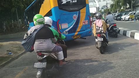 Asap Hitam Keluar Dari Knalpot Bus Trans Jogja Jogja Masstransport