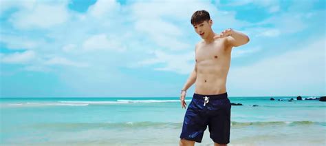 KARD chào hè bằng MV nắng vàng biển xanh và anh chàng vai u thịt bắp bán nude